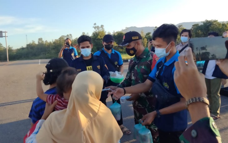 Berbagi takjil bersama instansi terkait di perbatasan. Sabtu (23/4/2022)