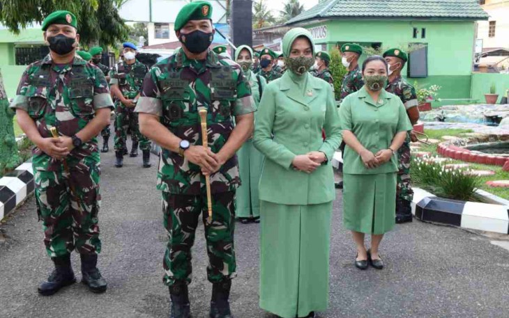 Danrem 023/KS bersama Ketua KCK Koorcabrem 023 disambut jajar prajurit Kodim 0212/Tapsel. Sabtu (23/4/2022)