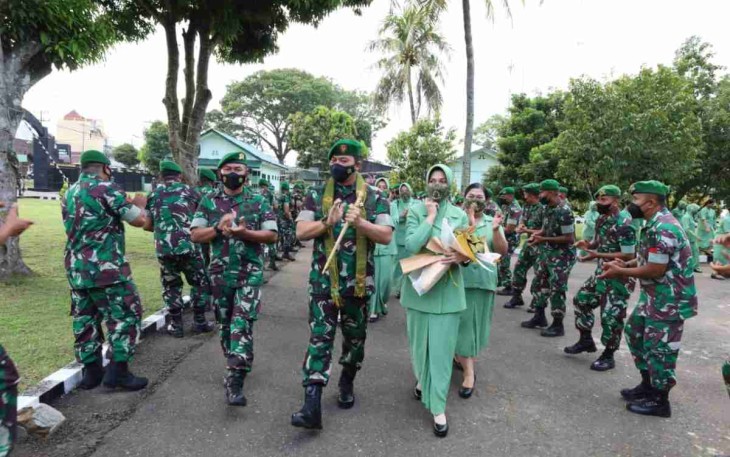 Jajar kehormatan prajurit sambut Danrem 023/KS di Mako Yonif 123/RW. Sabtu (23/4/2023)