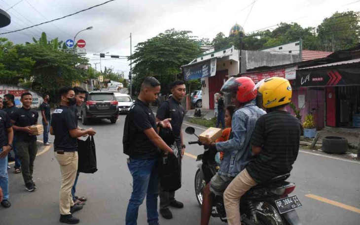Antusias tamtama remaja Korem 142/Tatag Bagikan takjil. Sabtu (23/4/2022)