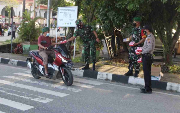 Sinergi TNI-Polri bagikan takjil gratis di wilayah Penajam. Sabtu (23/4/2022)