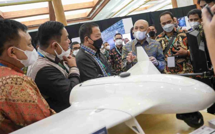 Menteri Teten (batik biru) saat menjelaskan produk lokal UMKM di Jakarta Convention Center. Senin (25/4/2022) 