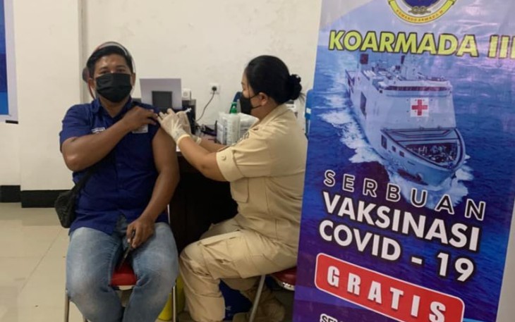 Vaksinator Dinkes Koarmada III cekatan vaksinasi warga. Senin (25/4/2022)