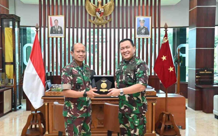 Danpuspenerbal (kanan) saat berpamitan dengan Pangdam V Brawijaya dan bertukar cenderamata. Senin (25/4/2022) 