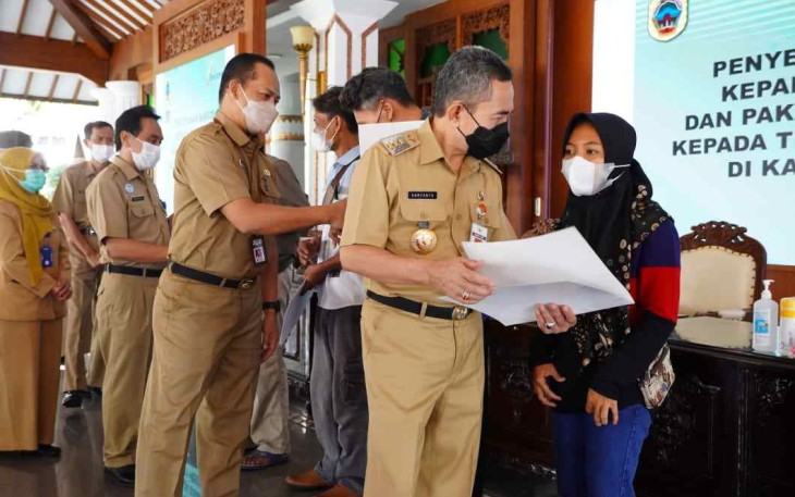 Bupati Haryanto menyerahkan bantuan untuk Nakes dan disabilitas 