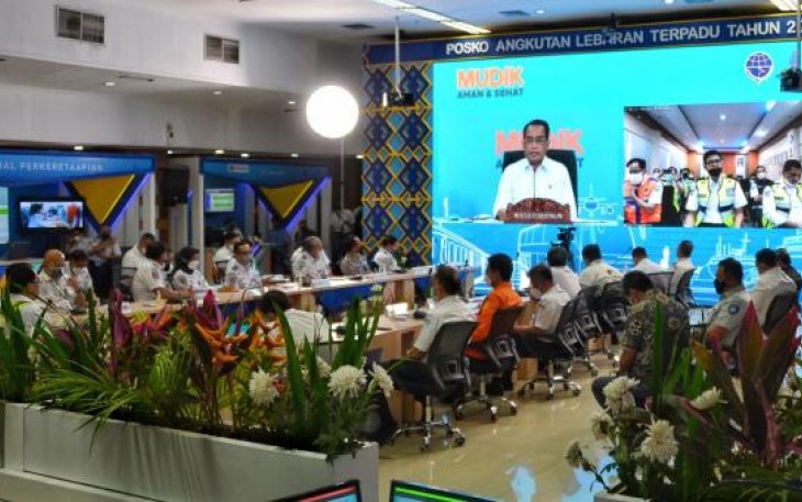 Menhub Budi Karya Sumadi resmikan posko pusat angkutan lebaran terpadu dan pantau kegiatan posko melalui vidcon. Senin (25/4/2022)