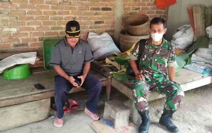 Sambangi perangkat desa, Serma Hamka komsos jaga sinergitas. Selasa (26/4/2022)