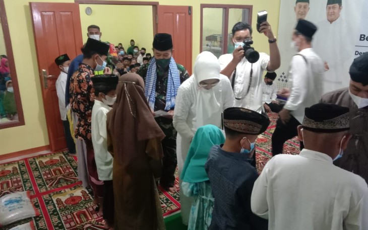Safari Ramadan Kasdim Pacitan berikan bantuan paket sembako. Senin (25/4/2022) 