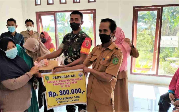 Sertu Edison pastikan BLT DD tepat sasaran. Selasa (26/4/2022)