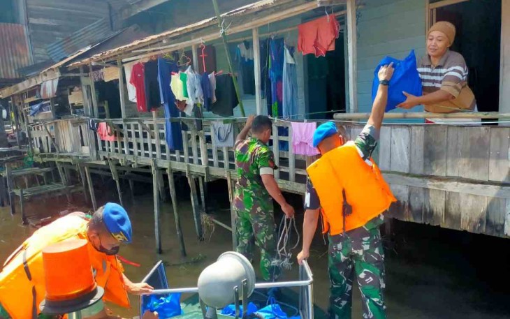 Prajurit Denpom VI/Samarinda menyusuri bantaran sungai Mahakam bagikan sembako.Rabu (27/4/2022)