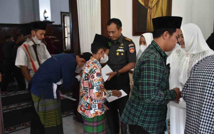 Santunan anak yatim piatu di ponpes Ittihadul Hasna