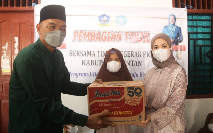 Istri Plt Bupati Bintan, Hafizha, saat menyerahkan sembako, Kamis (28/4/2022)