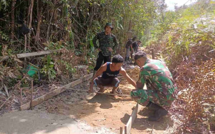 Satgas perbatasan perbaiki jalan bersama warga. Rabu (27/4/2022)