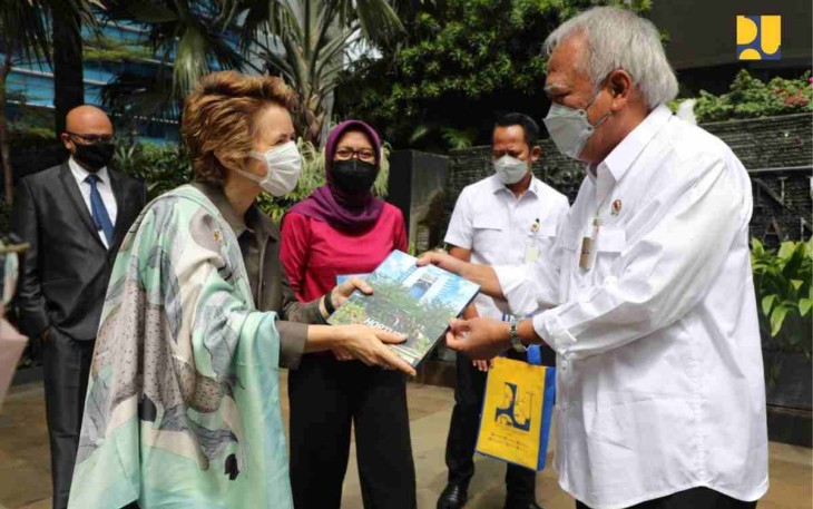 Menteri Basuki memberikan cenderamata ke Chief Executive Officer SWA Catarina De Albuquerque di Jakarta. Kamis (28/4/2022) 