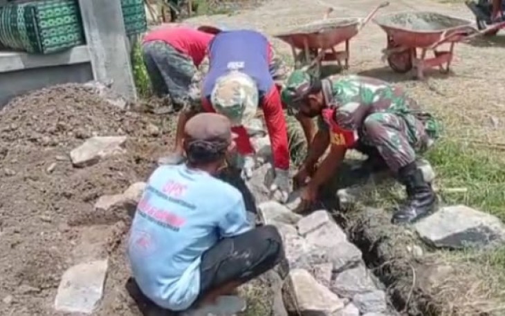 Gotong royong bersama warga membangun talud sawah. Jum'at (29/4/2022)