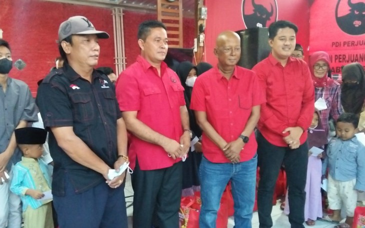 Ketua DPC PDIP Pati saat  buka bersama dan pemberian santunan  