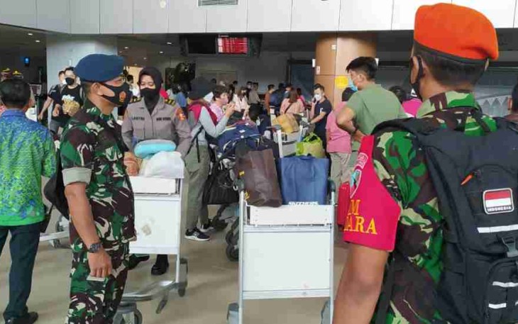 Personel lanud Supadio melaksanakan pengamanan arus mudik lebaran bandara. Sabtu (30/4/2022)