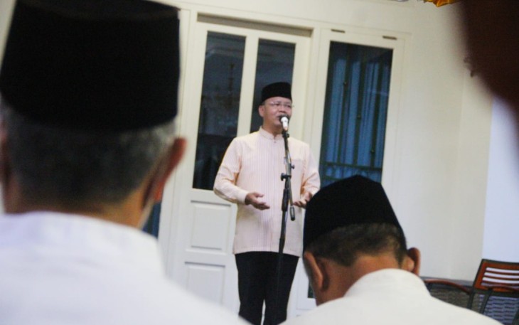 Gubernur Bengkulu Rohidin Mersyah beserta keluarga saat melaksanakan buka puasa bersama Warga Jl. Sadang 1 RT. 06 RW. 02 Kelurahan Lingkar Barat Kota Bengkulu, di kediaman pribadinya, Sabtu (30/04).