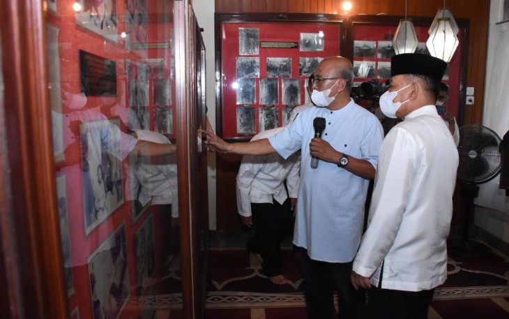Kasad menerima penjelasan mengenai keterangan foto dari anak alm Jenderal Ahmad Yani. Sabtu (30/4/2022) 