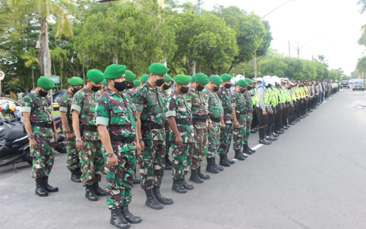 Dua SSR Kodim Palangka Raya saat Ikuti Apel Gabungan Kesiapsiagaan Pengamanan Malam Idul Fitri 