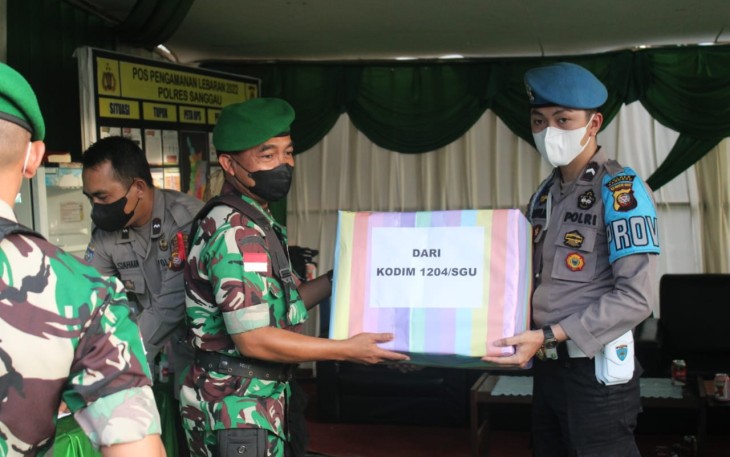 Pasiops Kodim Sanggau berikan bingkisan lebaran di pos pengamanan puja Sera. Minggu (01/05/2022)