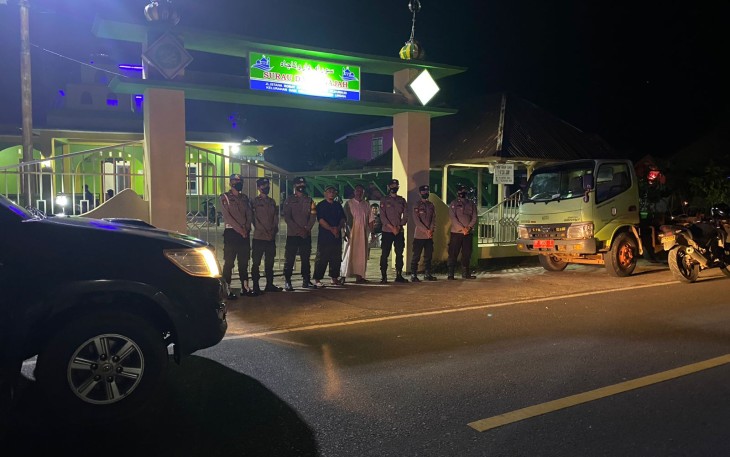 Personel TNI-Polri saat melakukan pengamanan malam takbiran dan Salat Idul Fitri 