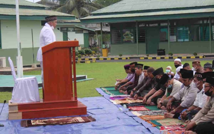 Ustad Erwin saat memberikan ceramah usai shalat Ied di makodim Sanggau. Senin (02/05/2022)