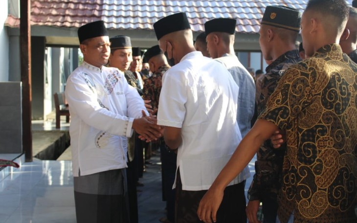 Danmenart 3 bersalam-salaman bersama prajuritnya usai salat id. Senin (02/05/2022)