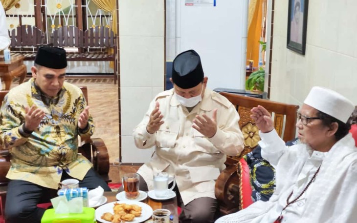 Kiai Ahmad Muzaki Syah memberi doa khusus kepada Ketua Umum Partai Gerindra Prabowo Subianto. 