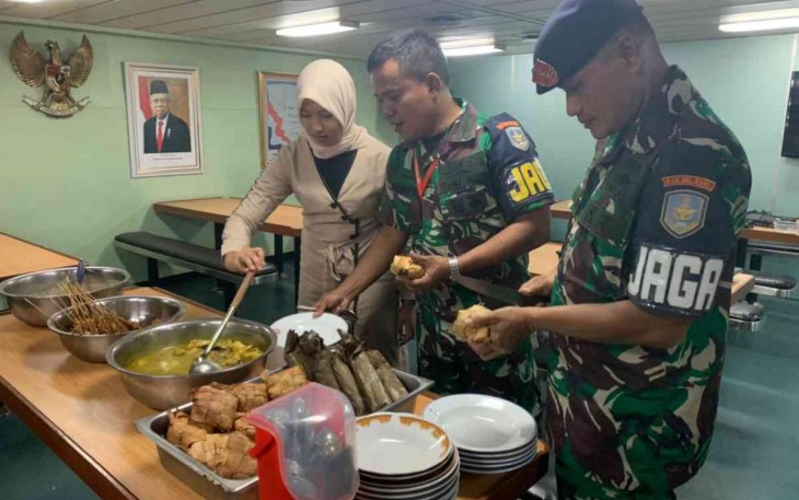 Suasana lebaran prajurit KRI Banjarmasin-592 di atas kapal. Senin (02/05/2022)