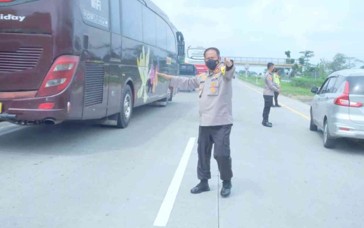 Irjen Pol Drs Suntana mengatur arus lalu lintas pembukaan one way di KM 104 wilayah Subang. Senin (02/05/2022)