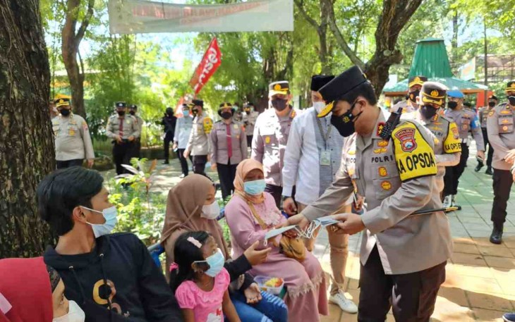 Kapolda Jatim memberikan masker warga di Kebun Binatang. Selasa (03/05/2022) Surabaya 