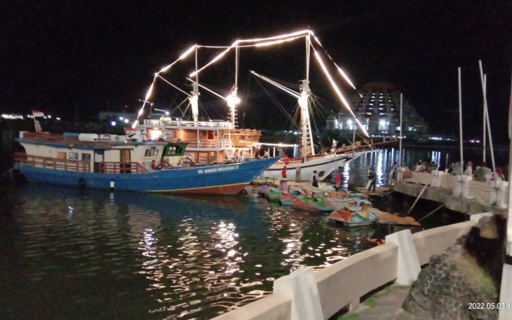 Perahu sandar dan gemerlapnya lampu menambah indah pantai Losari di waktu malam. Selasa (03/05/2022)