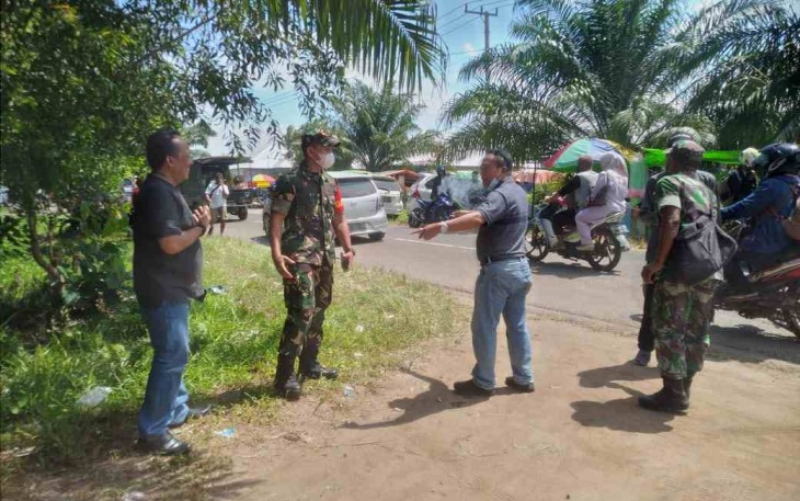 Danramil (tengah) saat berkoordinasi bersama jajaran di lapangan. Rabu (04/05/2022)
