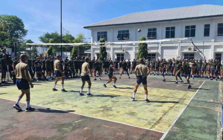 Keseruan siswa Satdik 2 Makassar bermain sepak takraw. Selasa (03/05/2022)