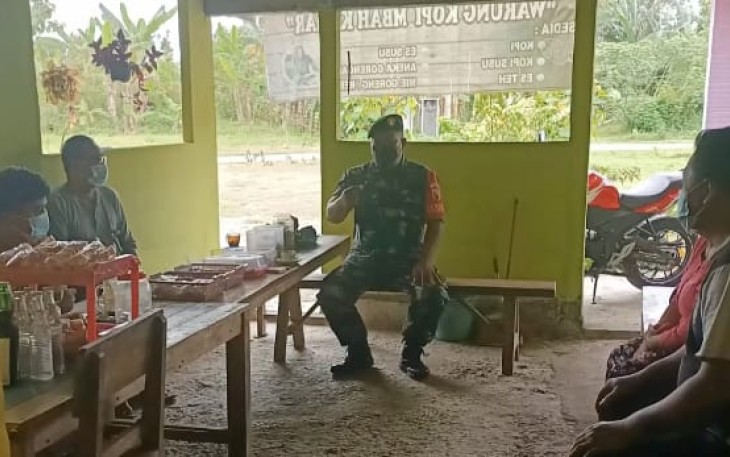 Sertu Istamar bersama warga Binaannya. Kamis (05/05/2022)