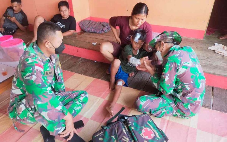 Sigap dan responsif satgas pemberantasan obati warga yang Terluka. Jum'at (06/05/2022)