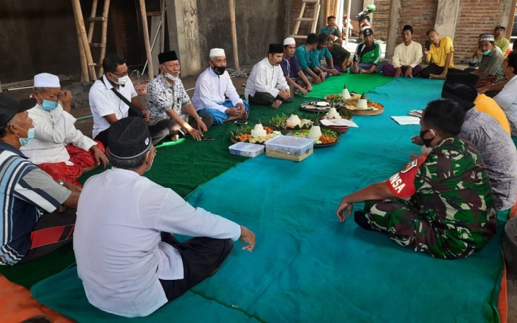 Doa bersama peletakan kubah masjid di wilayah binaan. Sabtu (07/05/2022)