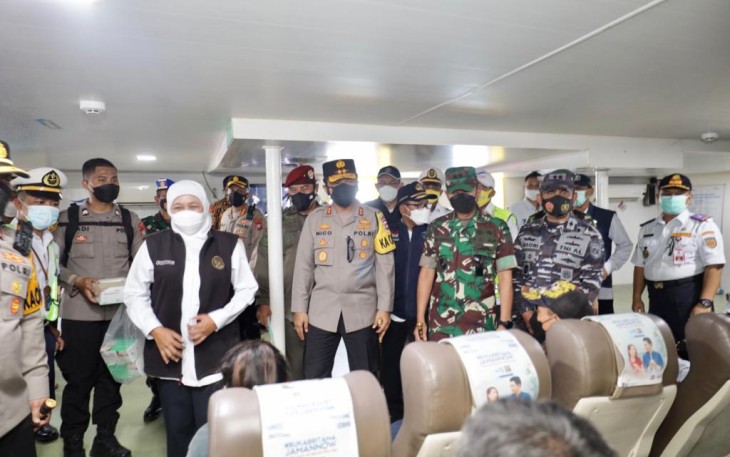 Kapolda bersama Gubernur Jatim saat meninjau fasilitas kapal Ferry Banyuwangi - Bali. Sabtu (07/05/2022)