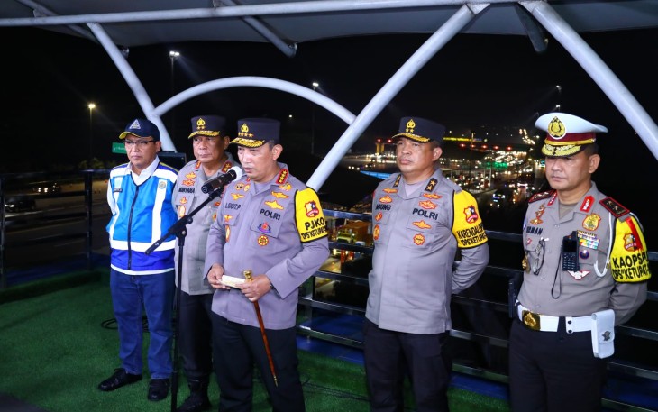 Kapolri saat memberikan keterangan pers di GT Cikatama KM 70. Sabtu malam (07/05/2022)