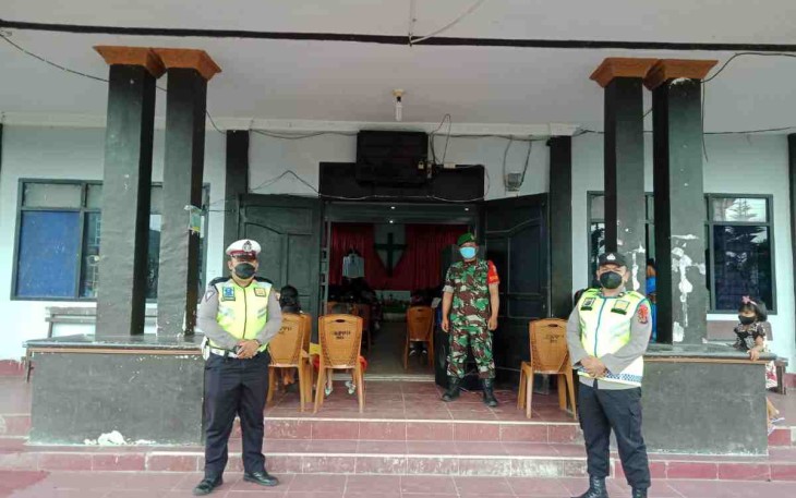 Pengamanan ibadah Minggu di gereja GKPPD Salak kota. Minggu (08/05/2022)