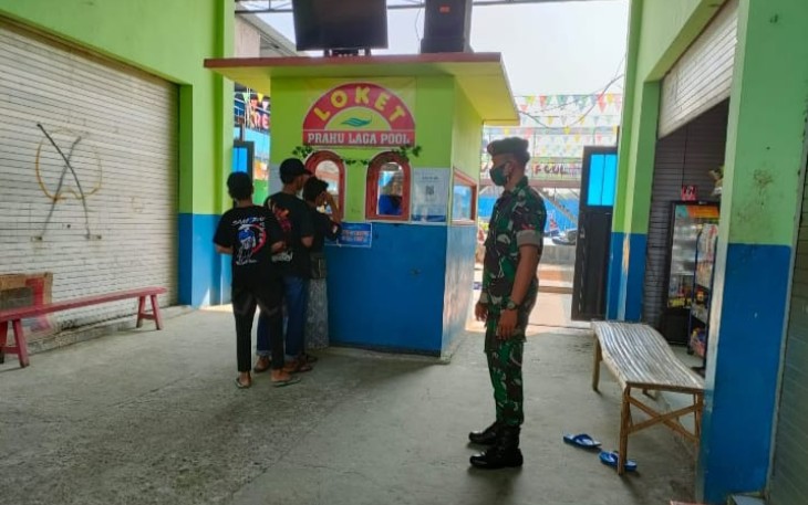 Kopda Agus berikan pengamanan di lokasi wisata. Minggu (08/05/2022)