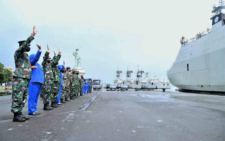 Laksamana Muda TNI Denih Hendrata lepas taruna AAL menuju daerah latihan. Minggu (08/05/2022)