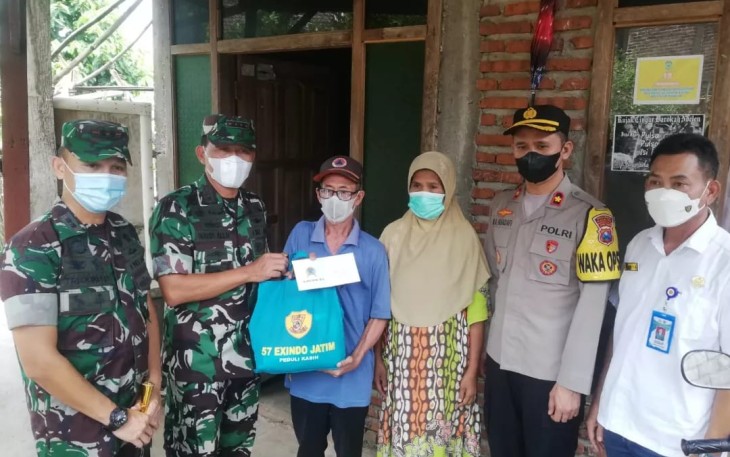 Danrem 081/DSJ berikan bantuan ke warga kurang mampu. Minggu (08/05/2022)