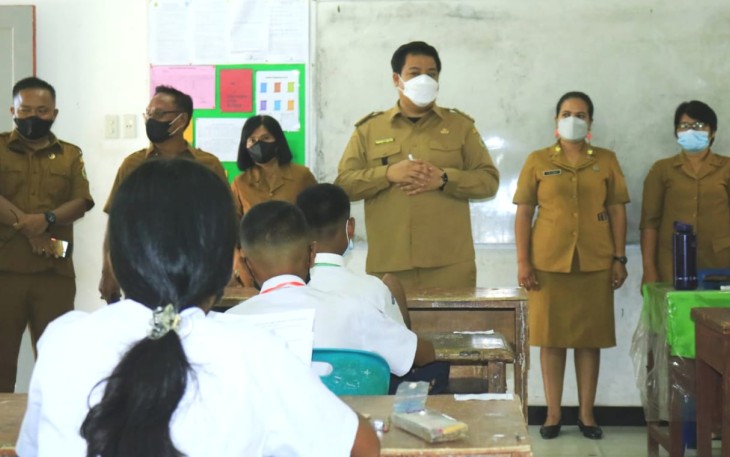 Bupati Samosir saat memberikan arahan kepada Siswa/siswi yang mengikuti ujian, Selasa (10/5/2022)