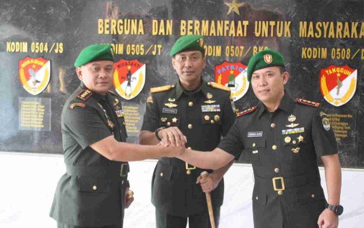 Danrem 051/Wkt berfoto bersama dengan Dandim 0505/JT (kiri) usai sertijab. Selasa (10/05/2022)