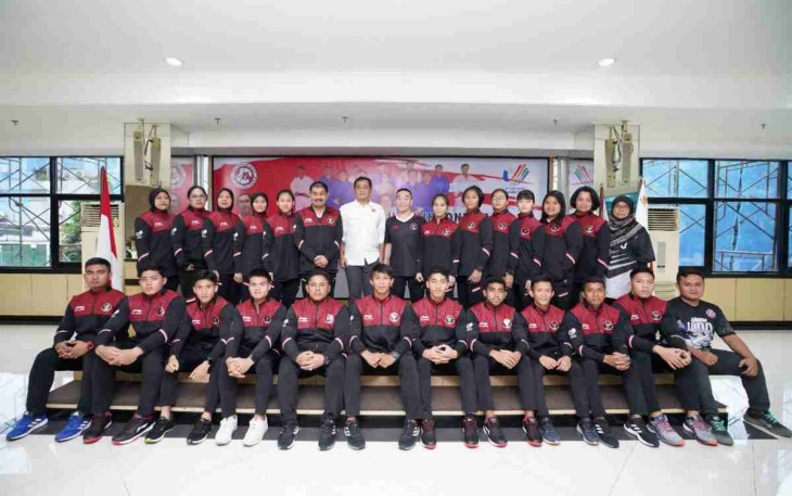 Pangkostrad (baju putih) bersama atlet judo Sea Games Vietnam di Makostrad Gambir Jakarta. Selasa (10/05/2022)