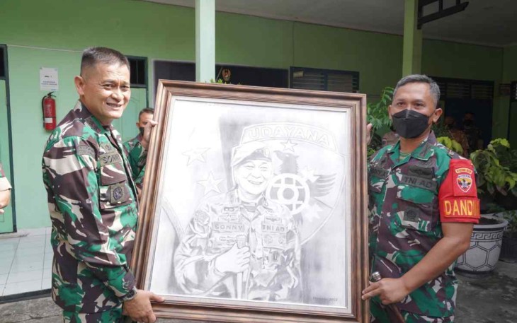 Pangdam Udayana mendapatkan cenderamata dari Kodim 1619/Tabanan. Selasa (10/05/2022)