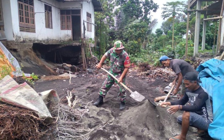 Serka Djema Posumah, saat membantu pembuatan pondasi rumah warga, Selasa (10/5/2022)