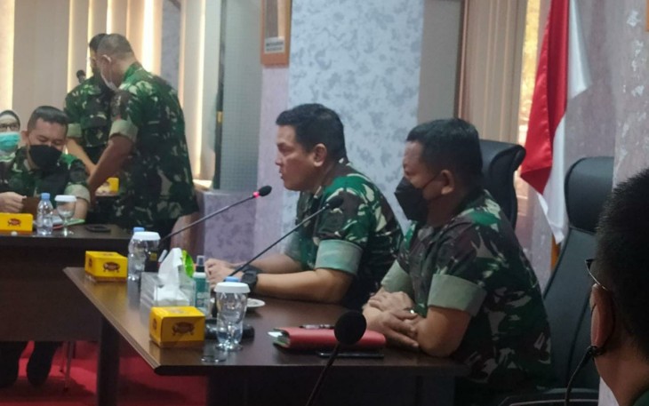 Danrem 052/Wkr saat memberikan arahan di ruang rapat Makorem. Selasa (10/05/2022)